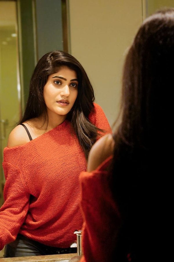 Tollywood Actress Bindu Bhargavi Acted As Janhvis Friend In Devara17