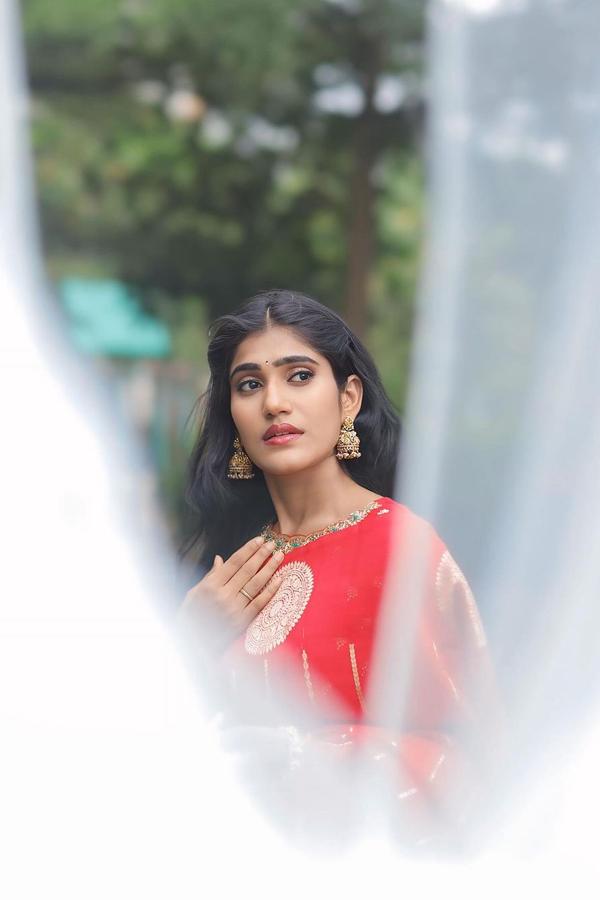 Tollywood Actress Bindu Bhargavi Acted As Janhvis Friend In Devara19