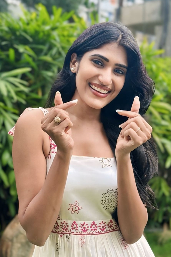 Tollywood Actress Bindu Bhargavi Acted As Janhvis Friend In Devara5