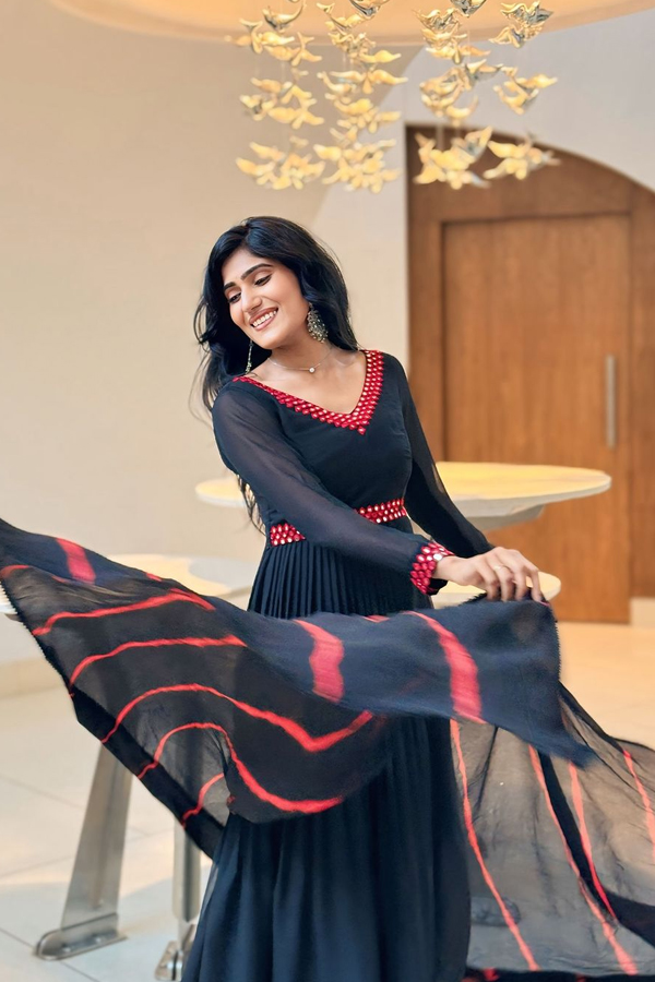 Tollywood Actress Bindu Bhargavi Acted As Janhvis Friend In Devara9