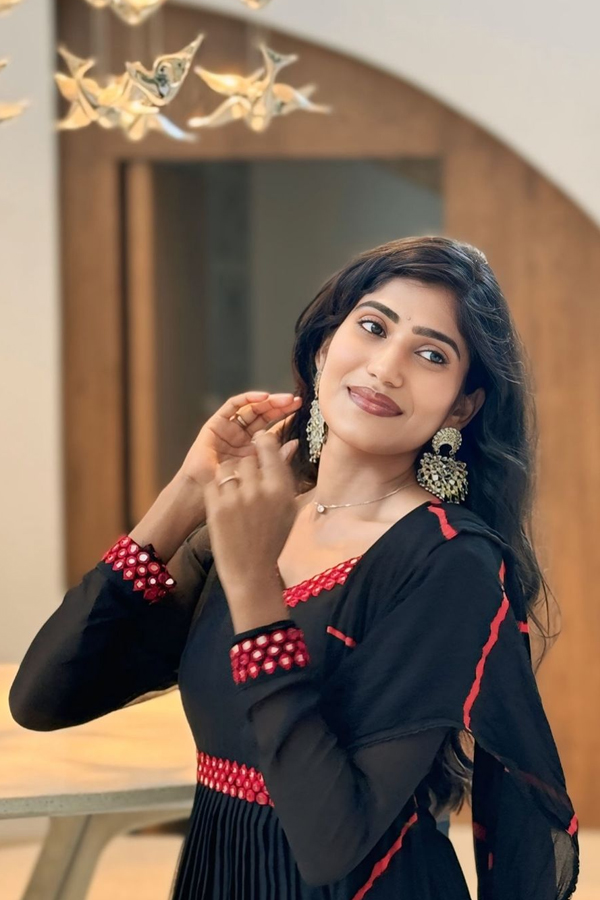 Tollywood Actress Bindu Bhargavi Acted As Janhvis Friend In Devara10