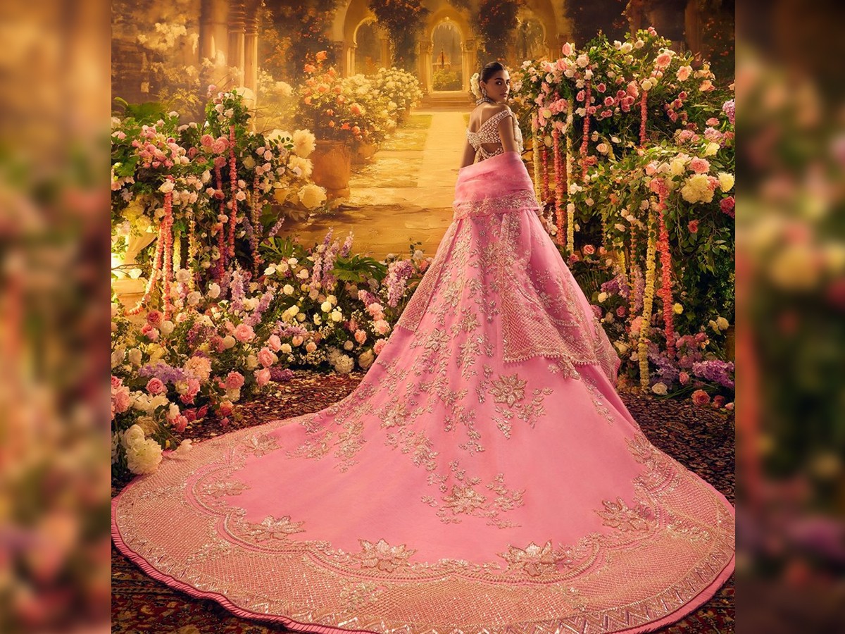 Manish Malhotra's Amazing Dreamy Wedding Couple Outfits3