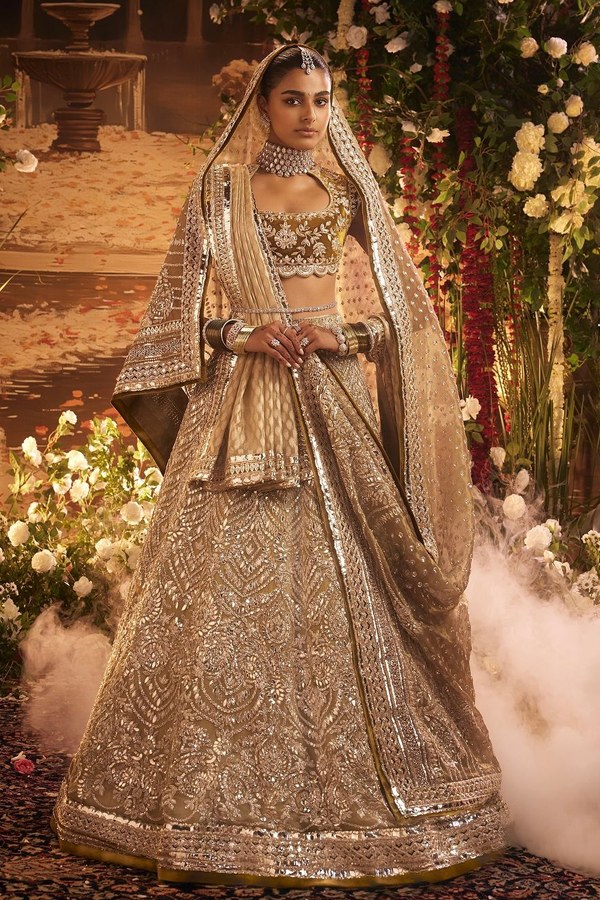 Manish Malhotra's Amazing Dreamy Wedding Couple Outfits6