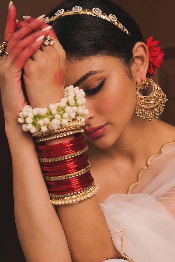 Bollywood Actress Mouni Roy Looks Like A Goddess In White Saree2