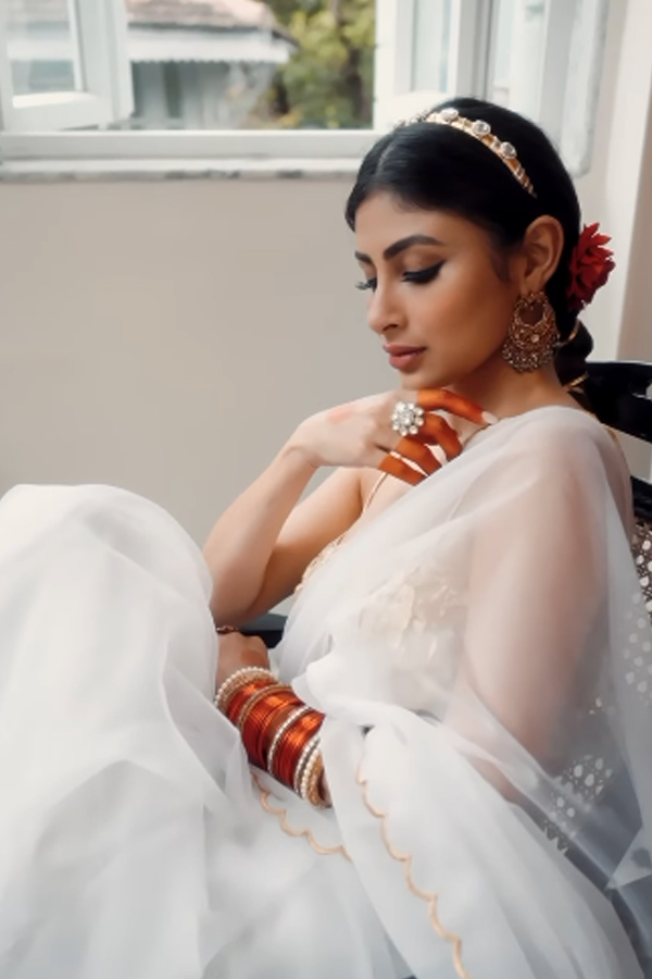Bollywood Actress Mouni Roy Looks Like A Goddess In White Saree11