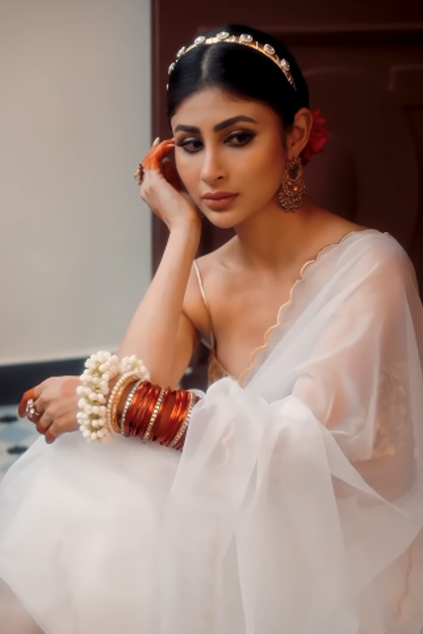 Bollywood Actress Mouni Roy Looks Like A Goddess In White Saree13