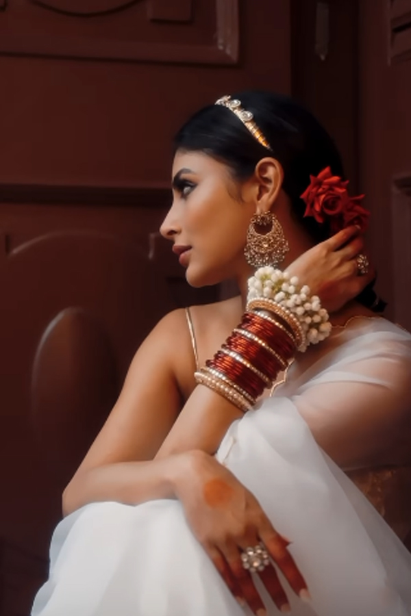 Bollywood Actress Mouni Roy Looks Like A Goddess In White Saree14