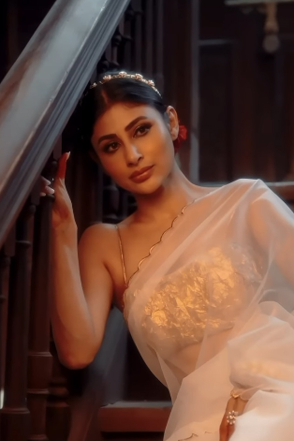 Bollywood Actress Mouni Roy Looks Like A Goddess In White Saree15
