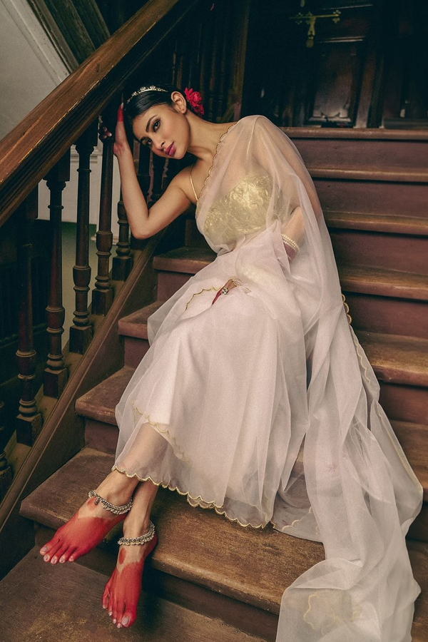 Bollywood Actress Mouni Roy Looks Like A Goddess In White Saree4