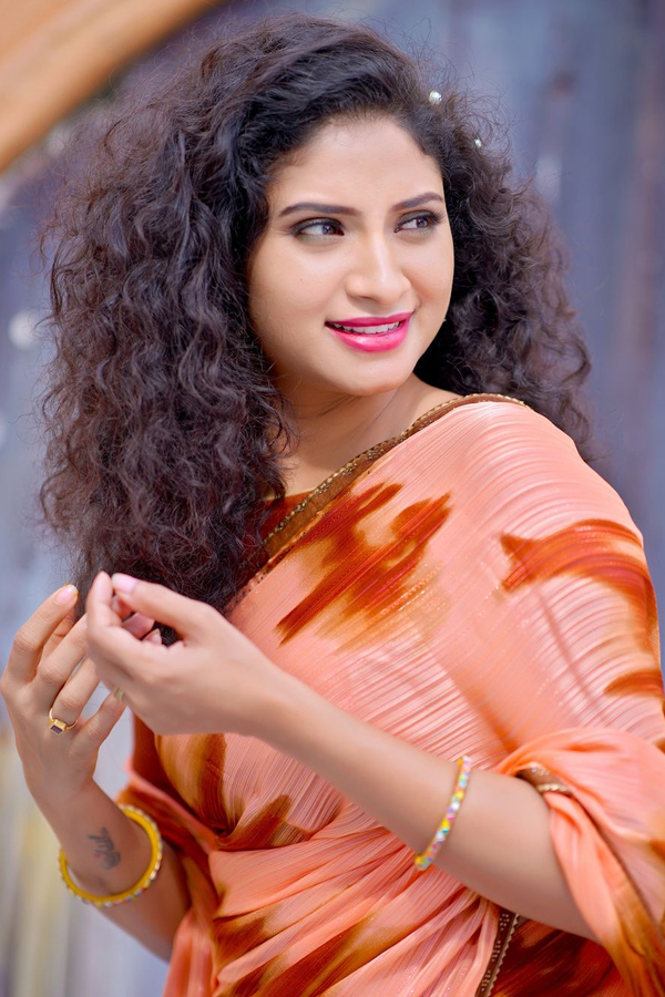 Serial Beauty Vishnu Priya Stunning Photos In Saree4
