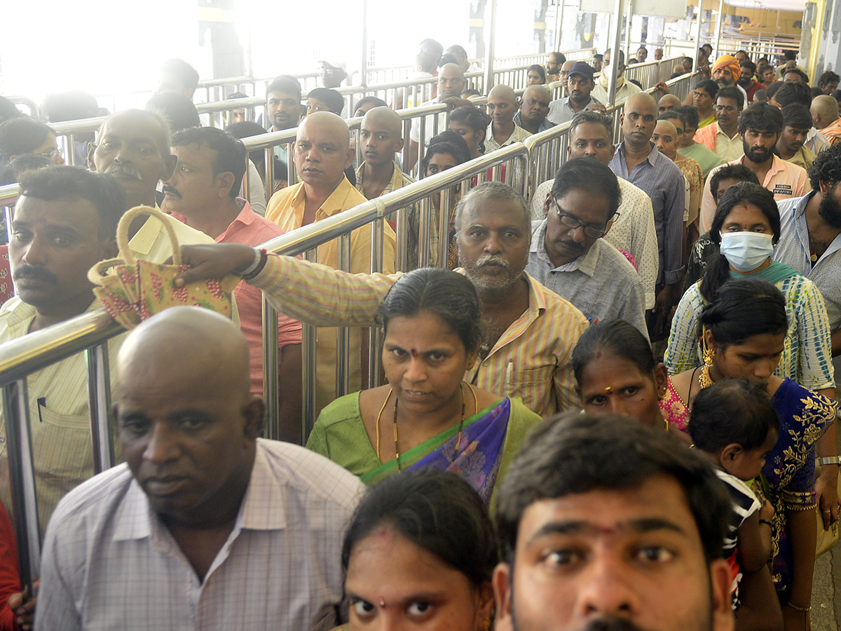 Devotees Huge Rush at Indrakeeladri Durga Devi Temple 10