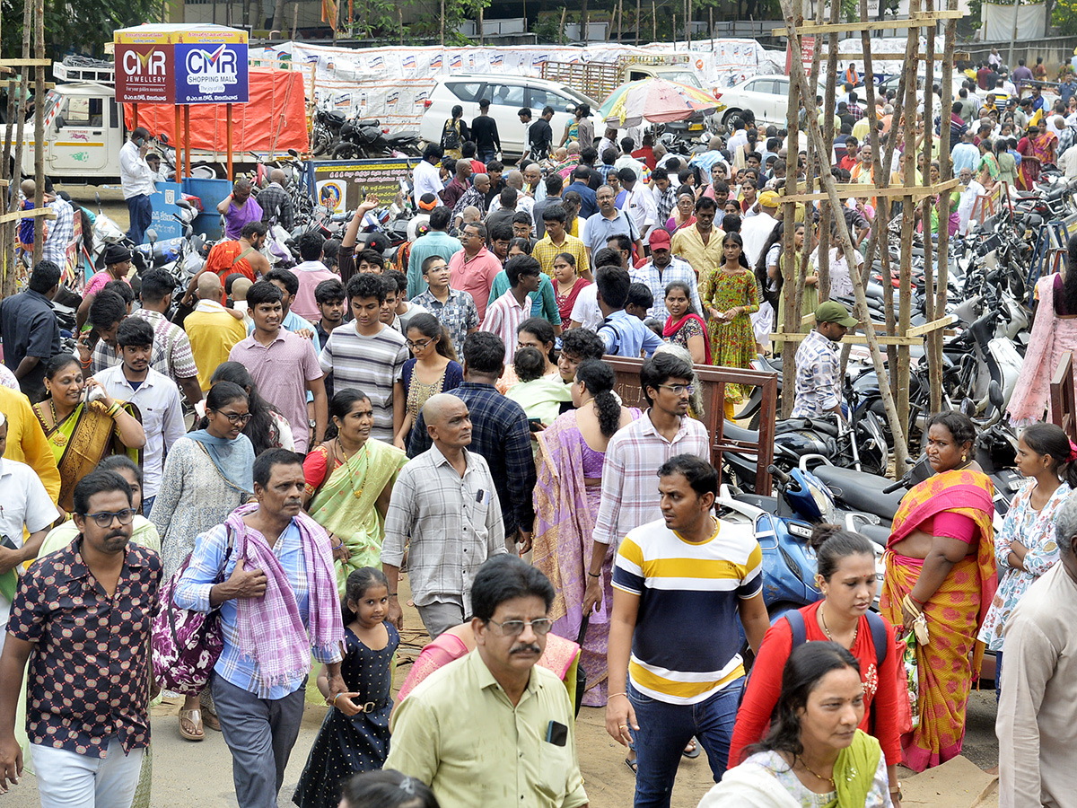 Devotees Huge Rush at Indrakeeladri Durga Devi Temple 12