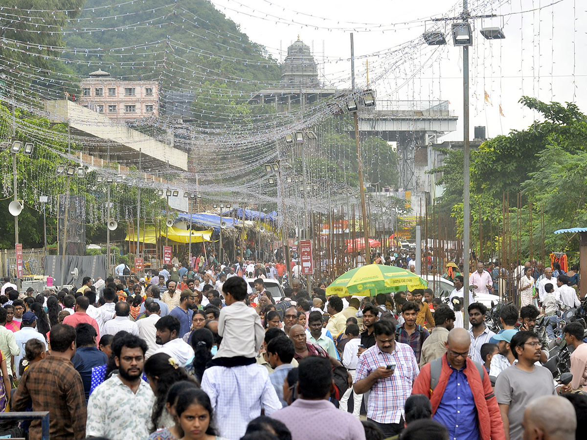 Devotees Huge Rush at Indrakeeladri Durga Devi Temple 5