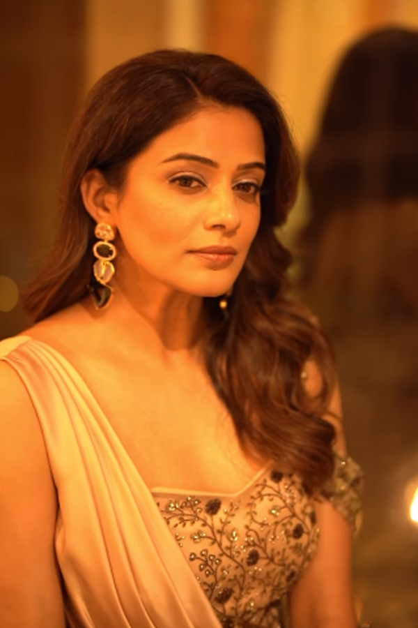Tollywood Actress Priyamani Stylish Ethnic Wear Collection For Dussehra14