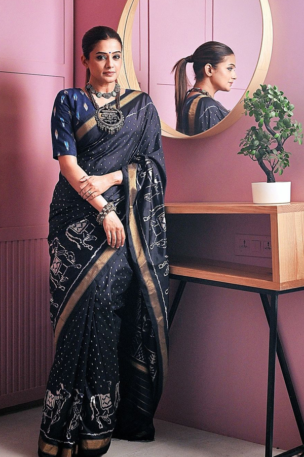 Tollywood Actress Priyamani Stylish Ethnic Wear Collection For Dussehra3