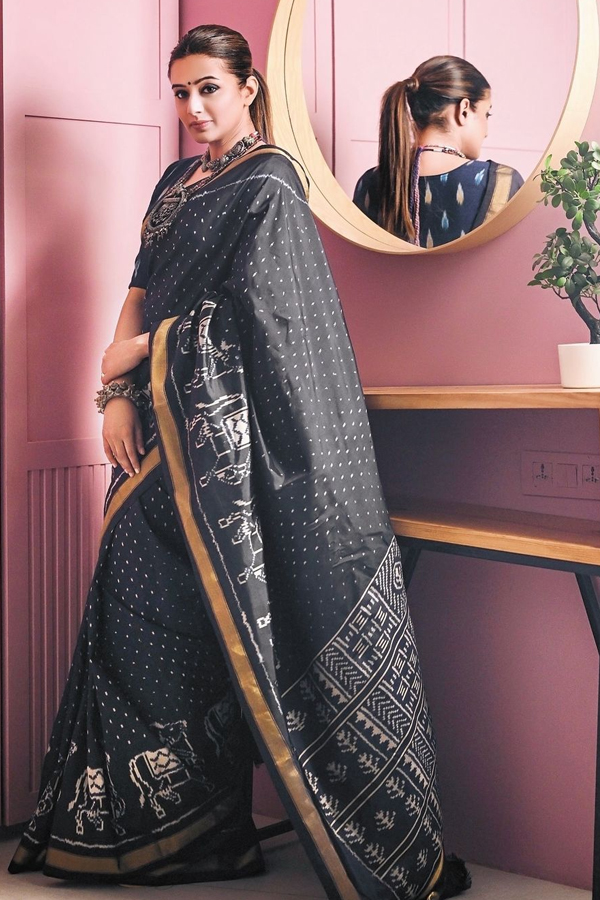 Tollywood Actress Priyamani Stylish Ethnic Wear Collection For Dussehra4