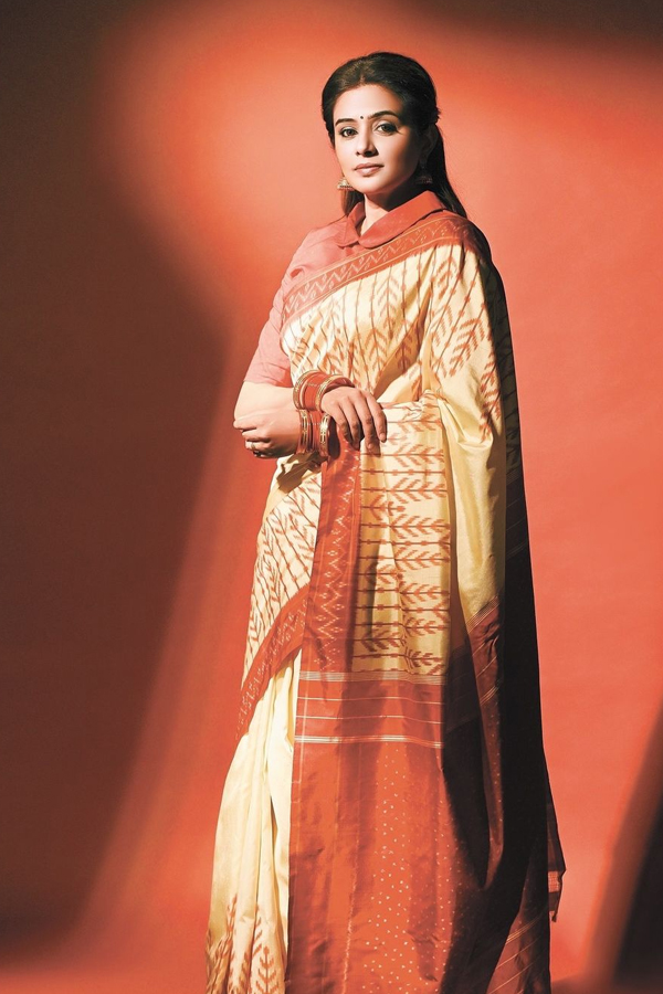 Tollywood Actress Priyamani Stylish Ethnic Wear Collection For Dussehra6