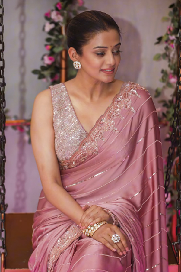 Tollywood Actress Priyamani Stylish Ethnic Wear Collection For Dussehra10