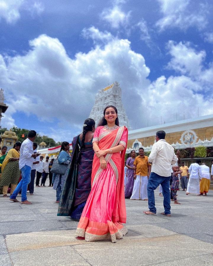 Actress sonia singh visits Tirumala Tirupati Devasthanam photos viral3