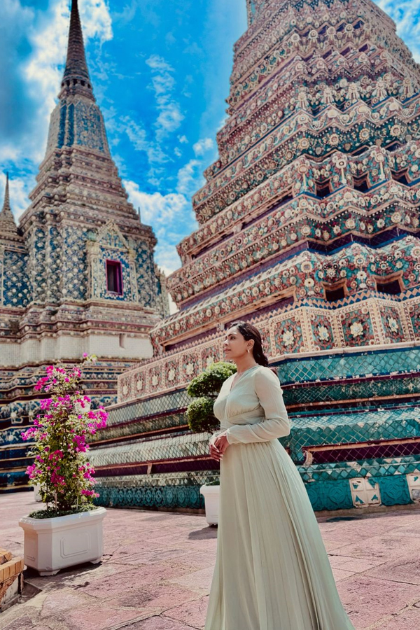 BiggbossTelugu fame Vithikasheru visits the Temple Buddha Wat Pho at thailand3