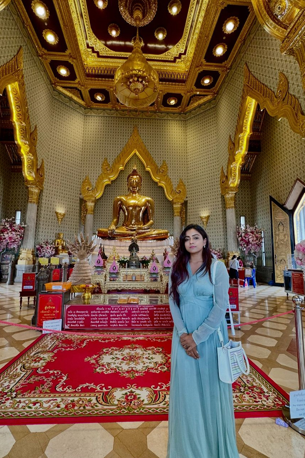 BiggbossTelugu fame Vithikasheru visits the Temple Buddha Wat Pho at thailand4