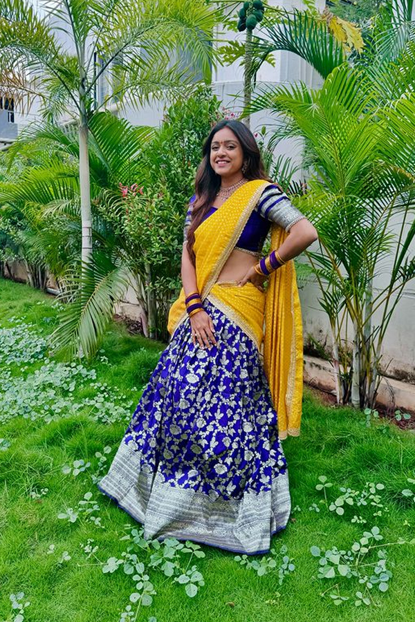 BiggbossTelugu fame Vithikasheru visits the Temple Buddha Wat Pho at thailand5