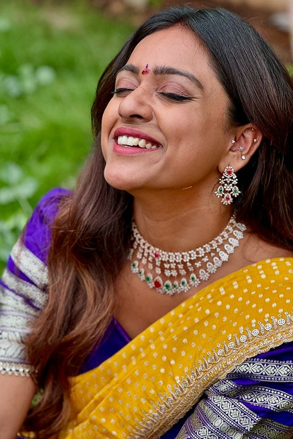 BiggbossTelugu fame Vithikasheru visits the Temple Buddha Wat Pho at thailand6