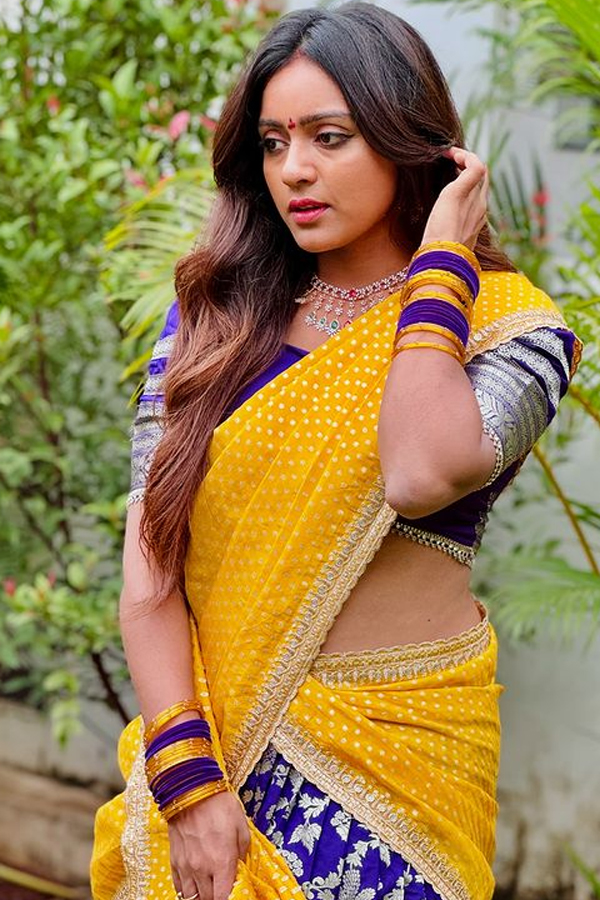 BiggbossTelugu fame Vithikasheru visits the Temple Buddha Wat Pho at thailand8
