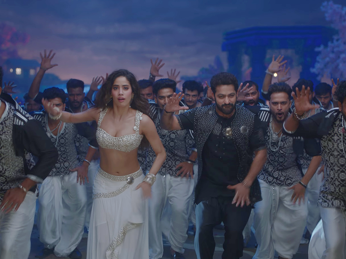 Jr NTR And Janhvi Kapoor Devara Song HD Photos11
