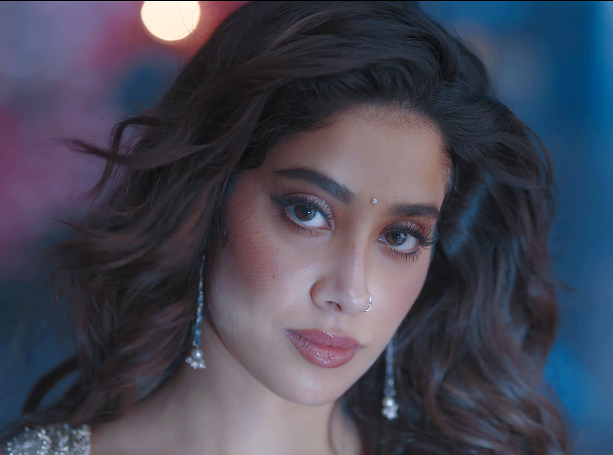 Jr NTR And Janhvi Kapoor Devara Song HD Photos15