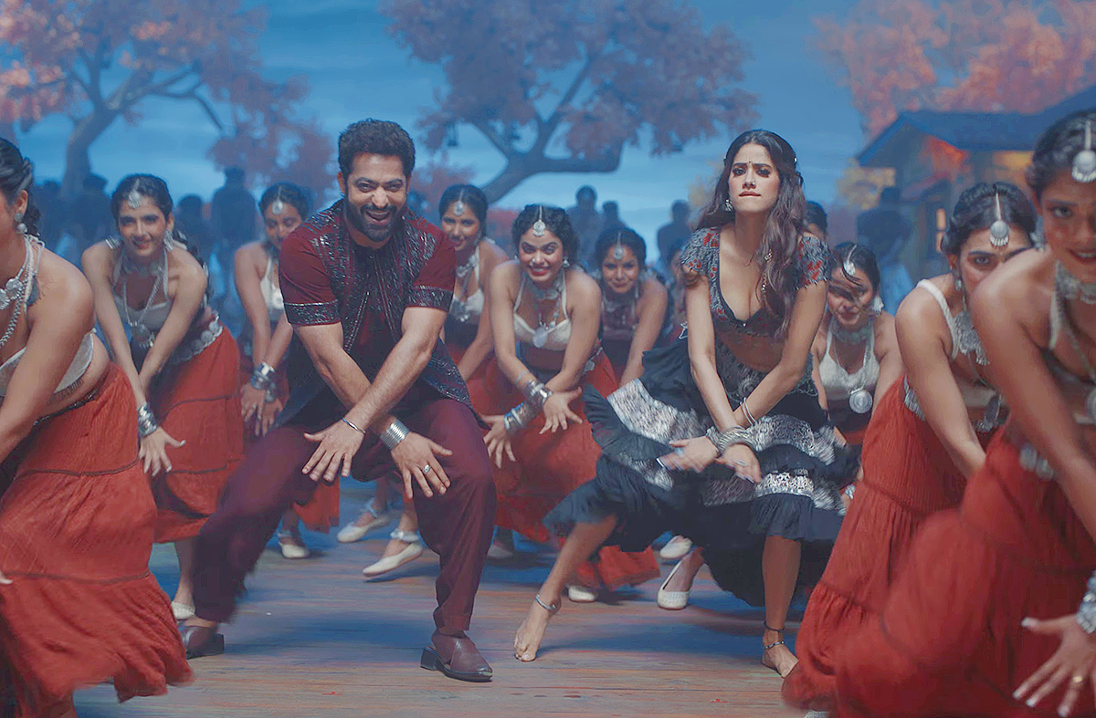 Jr NTR And Janhvi Kapoor Devara Song HD Photos16