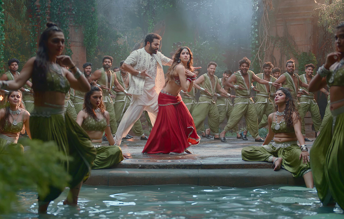 Jr NTR And Janhvi Kapoor Devara Song HD Photos20