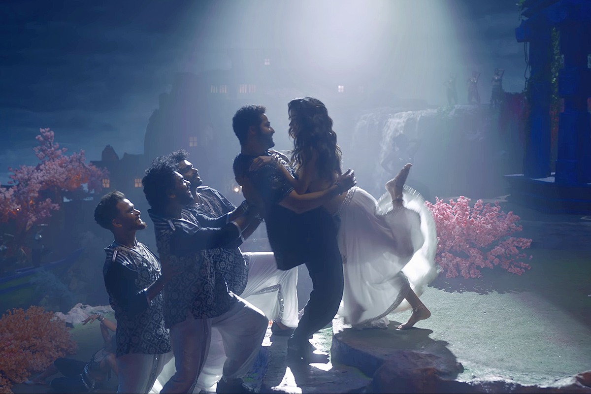 Jr NTR And Janhvi Kapoor Devara Song HD Photos4