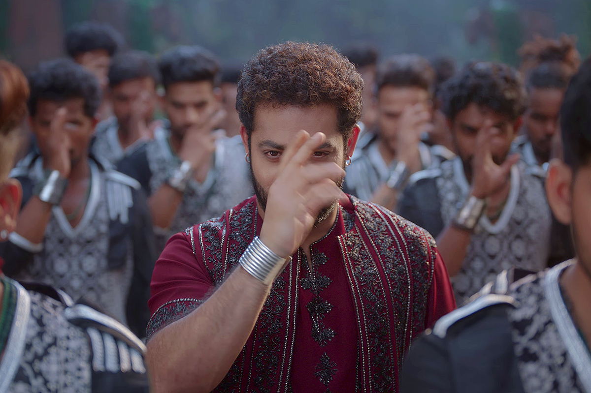 Jr NTR And Janhvi Kapoor Devara Song HD Photos5