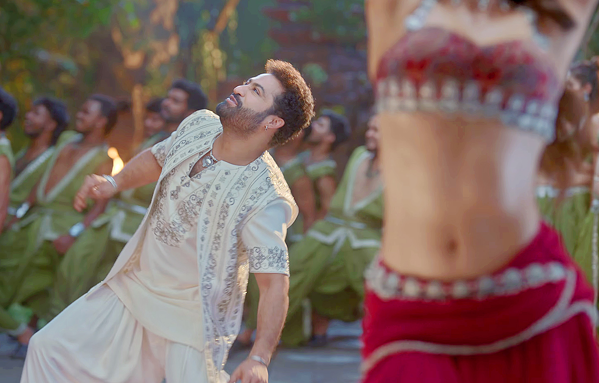 Jr NTR And Janhvi Kapoor Devara Song HD Photos6