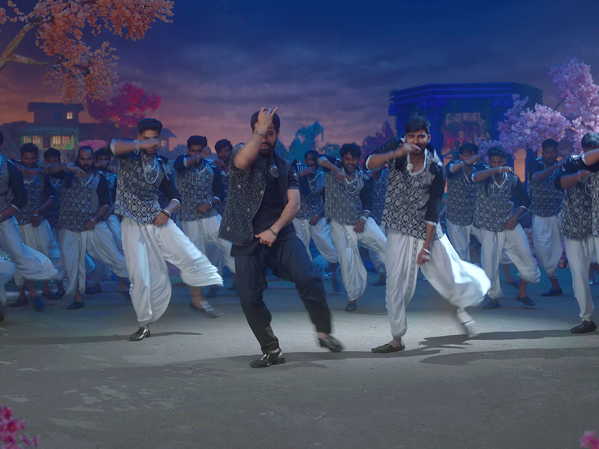Jr NTR And Janhvi Kapoor Devara Song HD Photos7