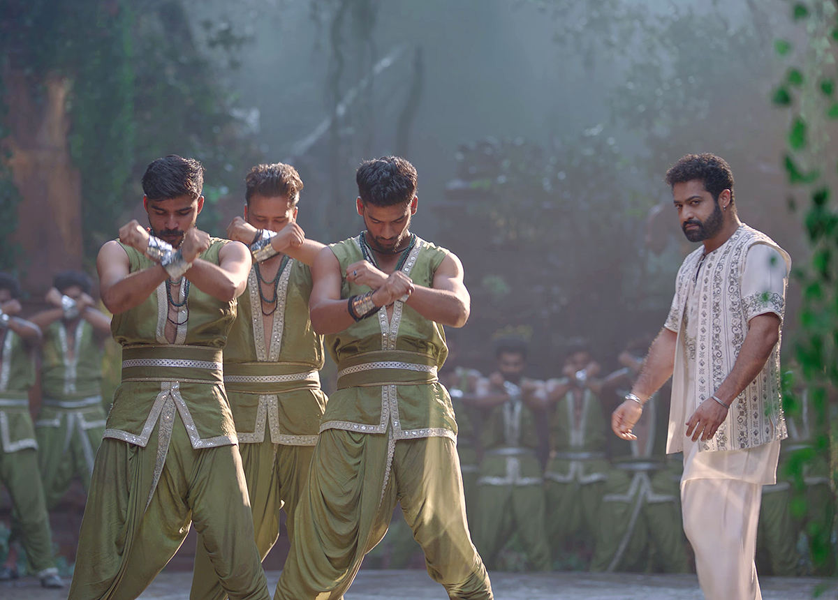 Jr NTR And Janhvi Kapoor Devara Song HD Photos8