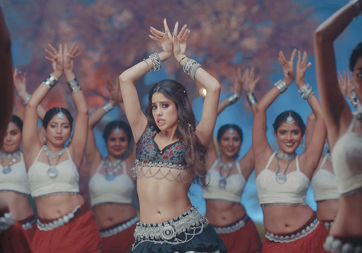 Jr NTR And Janhvi Kapoor Devara Song HD Photos9