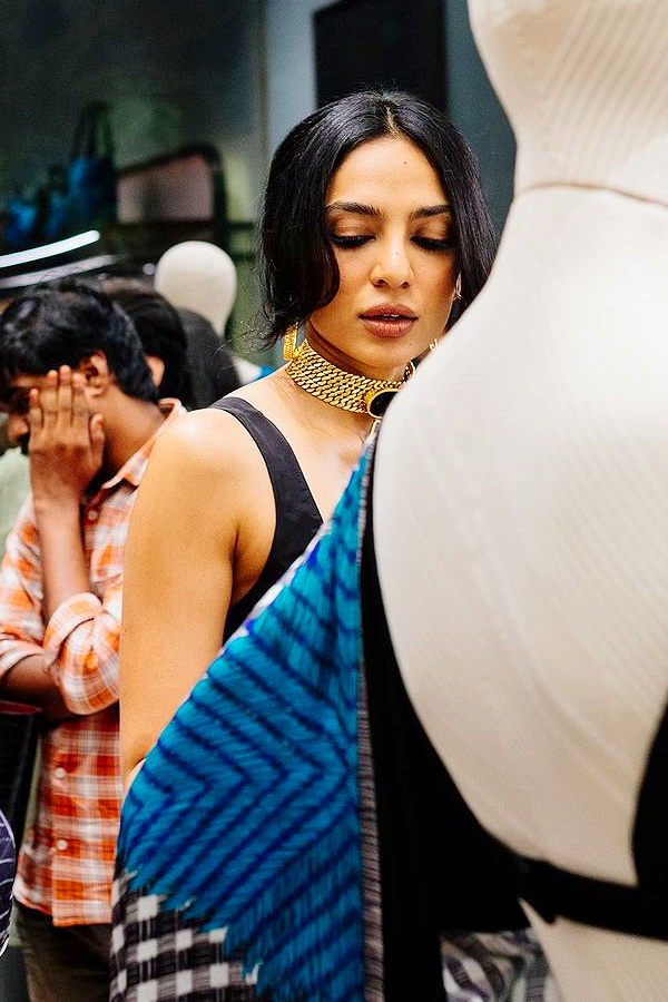 Sobhita Dhulipala flaunts engagement ring in New Photos6