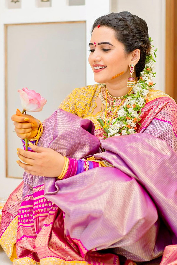 Anchor Sravanthi Chokarapu perform Pooja Photos9