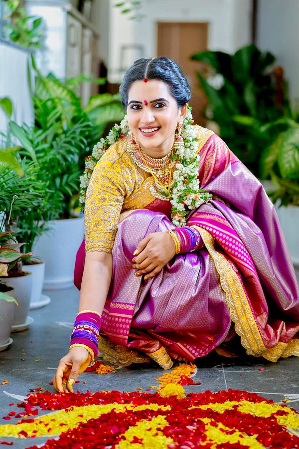 Anchor Sravanthi Chokarapu perform Pooja Photos10