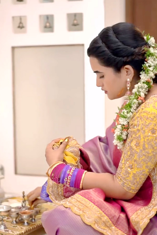 Anchor Sravanthi Chokarapu perform Pooja Photos15