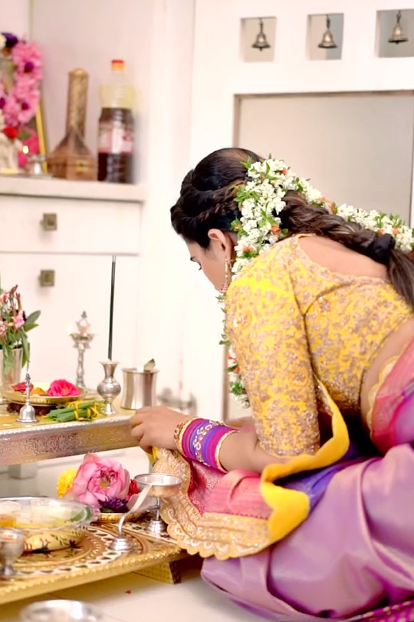 Anchor Sravanthi Chokarapu perform Pooja Photos16