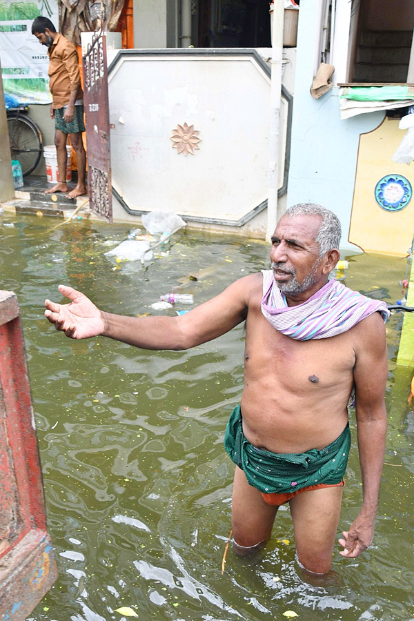 Vijayawada Continues To Suffer From Heavy Rainfall And Waterlogging Photos19