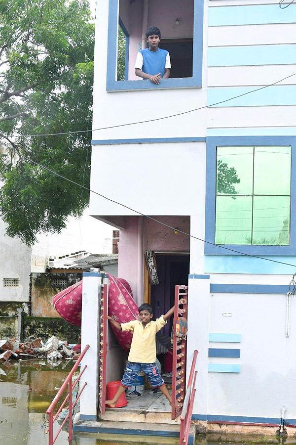 Vijayawada Continues To Suffer From Heavy Rainfall And Waterlogging Photos25