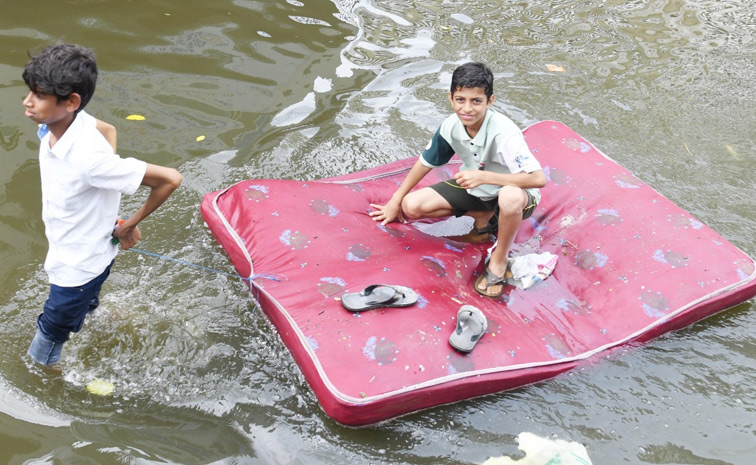 Vijayawada Continues To Suffer From Heavy Rainfall And Waterlogging Photos6