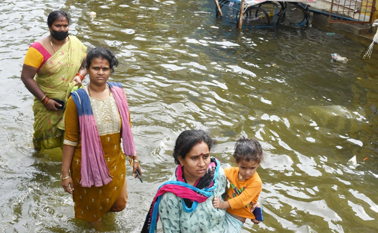 Vijayawada Continues To Suffer From Heavy Rainfall And Waterlogging Photos8