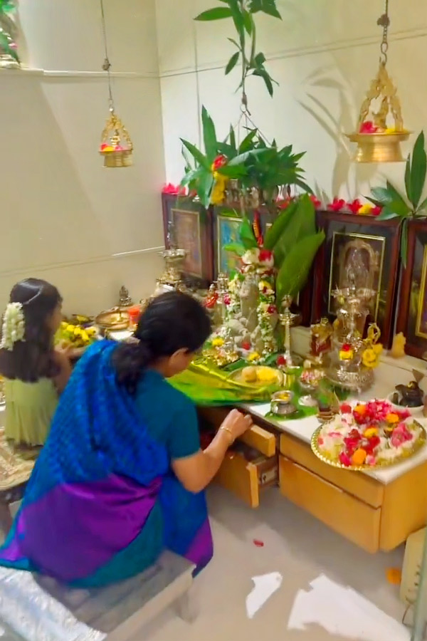 Celebreties celebrate Ganesh Chawthi in The Houses Photos2