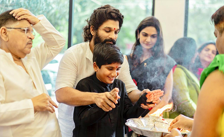 Celebreties celebrate Ganesh Chawthi in The Houses Photos16