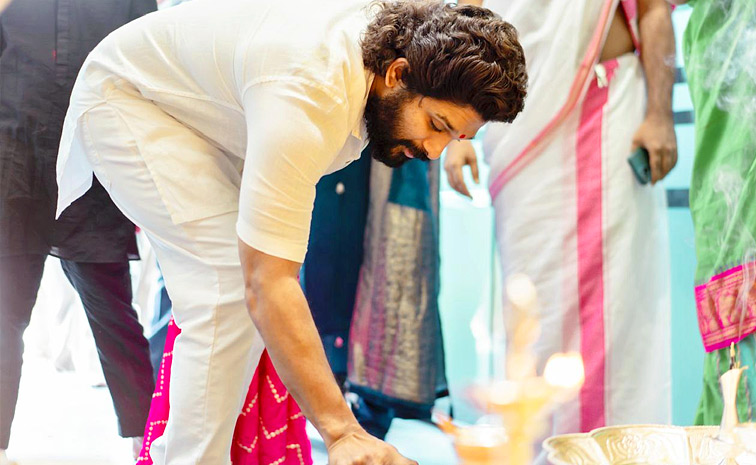 Celebreties celebrate Ganesh Chawthi in The Houses Photos18